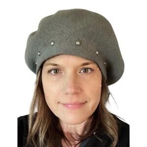 Vintage-Style Gray Wool Beret with Stud Detail by AUGUS T.